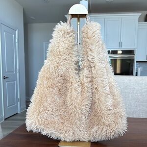 NWT‼️ 🫶🏽👜Chic Fluffy Slouchy Tote🫶🏽👜